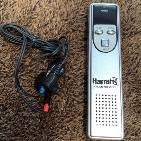 Harrahs Atlantic City Pocket Radio Flashlight Headphone Portable FM tuning - Picture 5 of 5